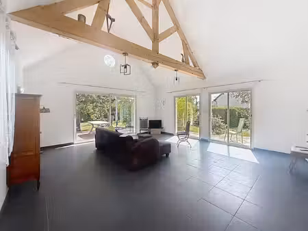 maison avec grand espace de vie et 2 chambres de plain pied.