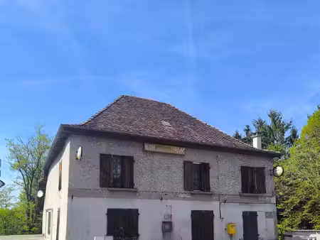 sur la commune des abrets en dauphiné  à vendre une maison d' en