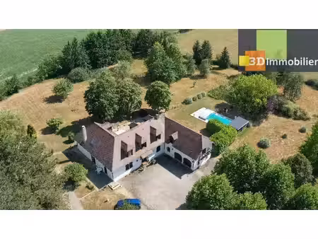 secteur dole  vends belle et grande propriété avec gîte  12 pièces  avec un terrain  pisci
