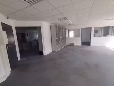 location local professionnel 184m²