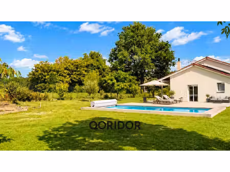 superbe maison plain pied avec piscine et son terrain de 1500m²