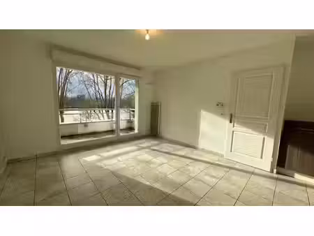 t2 avec balcon et places de parking