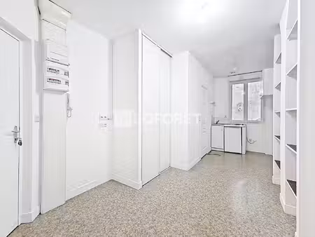hyper-centre angers - studio non meublé 15 m².