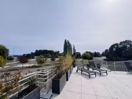 meximieux – rare : t3 rénové avec 78 m² de terrasse et grand garage