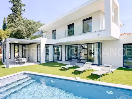 villa de luxe à louer dans le quartier village-le val-cabrieres