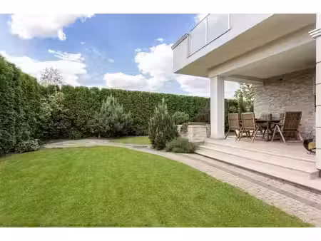 rare t4 lumineux proche transports avec un jolie jardin/terrasse et une place de parking !