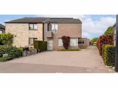 grande maison avec espace commercial sur un terrain de 899 m² à gavere