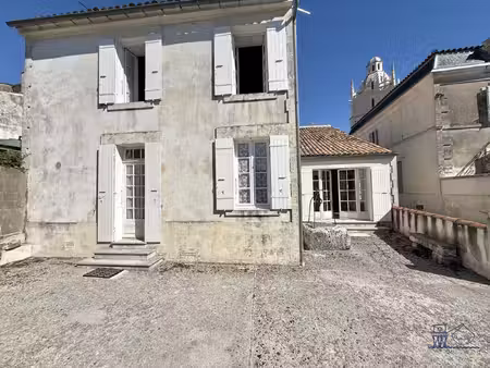 maison de village en pierres – charme de l'ancien – cour 