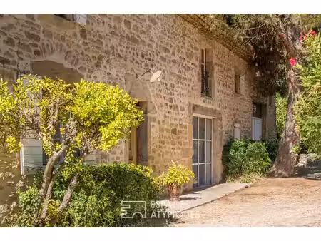 ancien mas rénové avec dépendances dans un écrin de verdure.