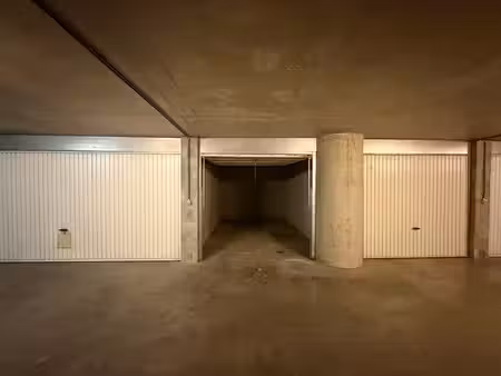 grand-place : parking agora -3  place dans un garage