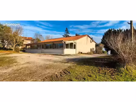 belle et grande maison avec terrain arboré