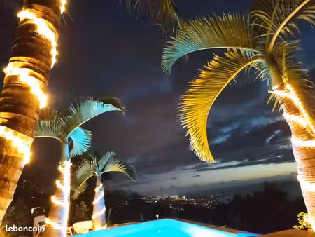 villa spacieuse avec vue mer et piscine