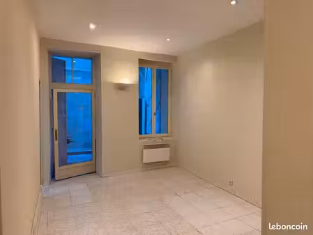 loue t2 longchamp-reformés  calme avec cour