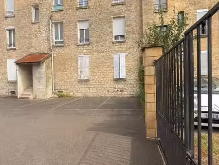 petite f2 tranquille à 2m de la gare
