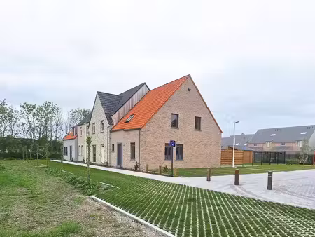 maison rurale dans un environnement verdoyant