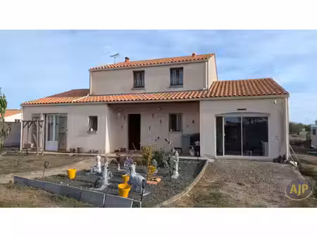 maison saint michel en l herm 6 pièce(s) 143.65 m2