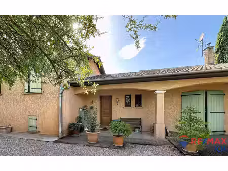 maison familiale aux beaux volumes sur un terrain arboré d'e