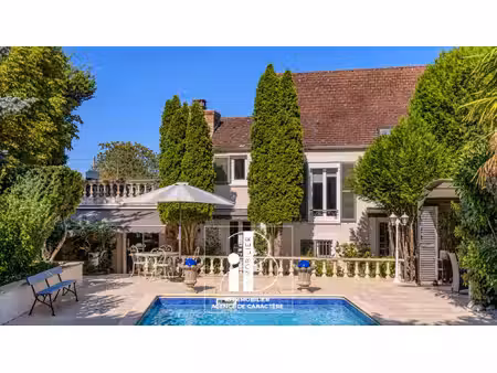 a 20 mn au sud de fontainebleau propriete de 258 m² entouree d un jardin clos de 1939 m² -