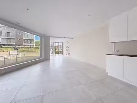 local commercial avec un appartement d'une chambre et un ga