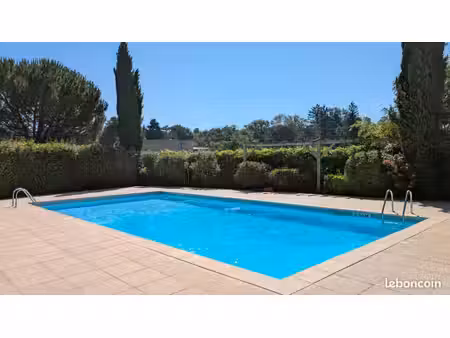 t3 rénové dans domaine verdoyant avec piscine