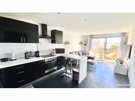 location longue durée – appartement meublé 2 pièces avec vue mer – antibes