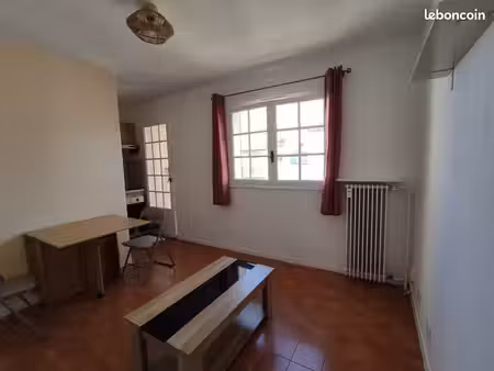 studio meublé de 18 m² - rénové - proche commerces et transports - résidence avec piscine