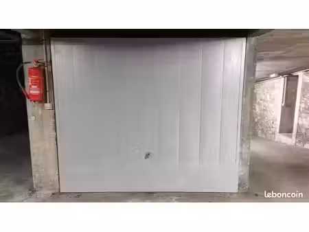 à louer – box fermé sécurisé – résidence cujas – rue coursarlon – bourges centre