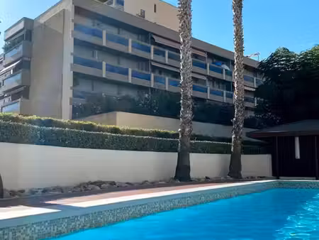 t3 duplex meublé avec grand balcon et piscine / rond point du prado