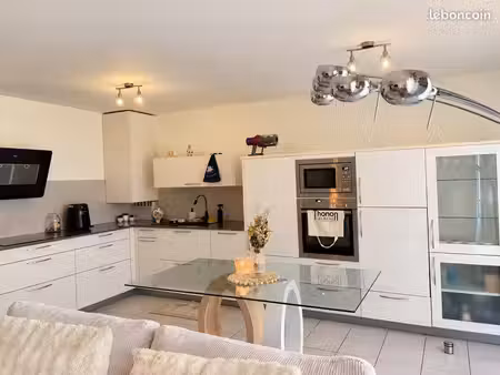 ? t2 bis meublé de 62 m² – balcon 8 m² – parking – proche lac et commodités
