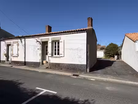 aizenay  centre-ville  ensemble de 2 logements sur 615 m2 de