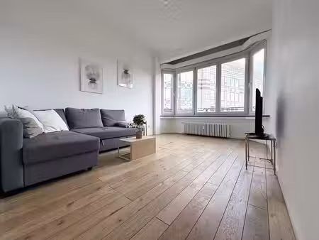 place louise - appartement rénové 70m² - 2 chambres