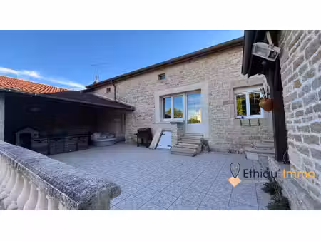 magnifique corps de ferme rénové – 231 m² – piscine & dé