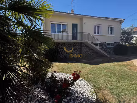 belle maison avec balcon et sous-sol dans le bourg de secondigny