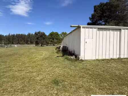 terrain agricole avec 2 hangars