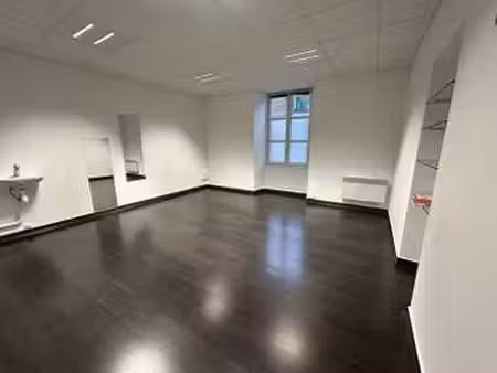 location bureaux et commerces à combourg (35270) : à louer / 70m² combourg