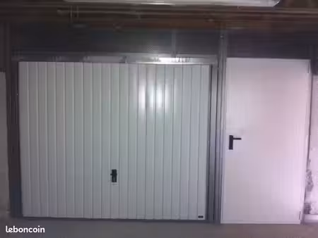 box neuf dans grand garage sécurisé