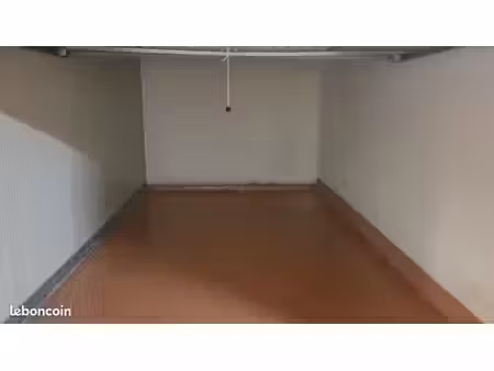 garage fermé dans résidence récente non inondable