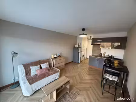 charmant studio a louer 22 5m2 + 5m2 terrasse