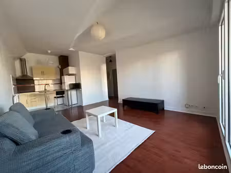 2 pièces avec balcon et box s/sol / à 2mn à pied du métro 14