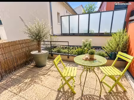 oullins centre – beau t3 meublé de 75 m² avec terrasse de 14 m² & garage
