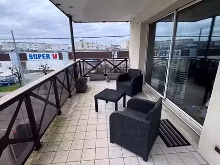 t2 meublé 54 m² avec grande terrasse et parking sécurisé