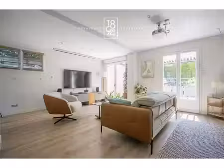 maison de luxe à vendre dans le quartier font blanche-repos