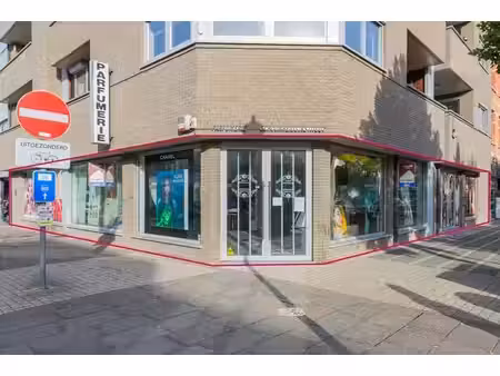 ruim handelsgelijkvloers van 187 m² op commerciële hoekli...