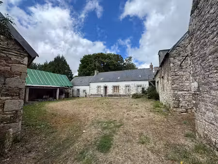 rare ? ensemble en pierre à rénover  cour fermée  terrain de 2500 m²