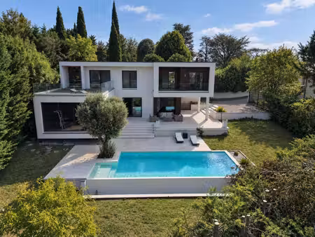 maison de luxe à vendre dans le quartier le-perollier