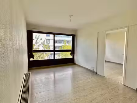 appartement t2 idéalement situé.