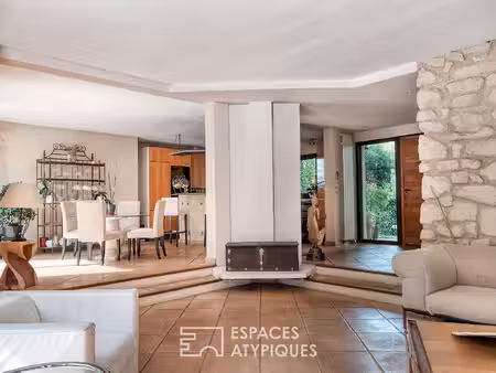 la maison d'architecte en hauteur et son jardin verdoyant
