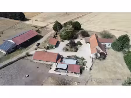 le thoult trosnay (51) à vendre superbe corps de ferme restauré sur un terrain clos de plu