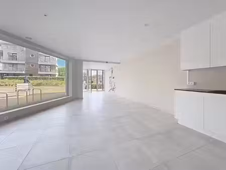 handelspand met 1 slaapkamerappartement en garage