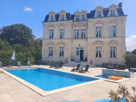 magnifique château avec piscine chauffée